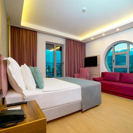Otel Leaf Port 4*